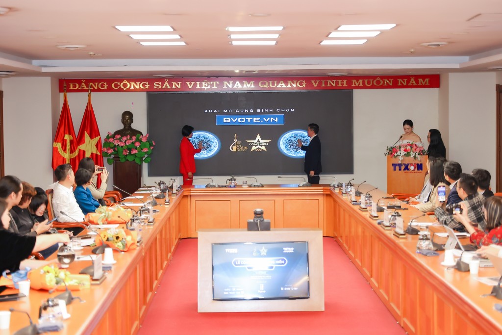 Ban Tổ chức nhấn nút mở hệ thống bình chọn
