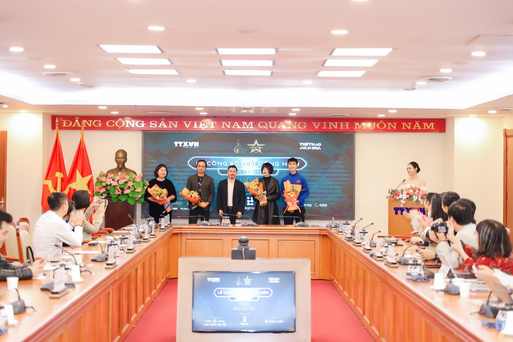 Ban Tổ chức tặng hoa đại diện các đề cử