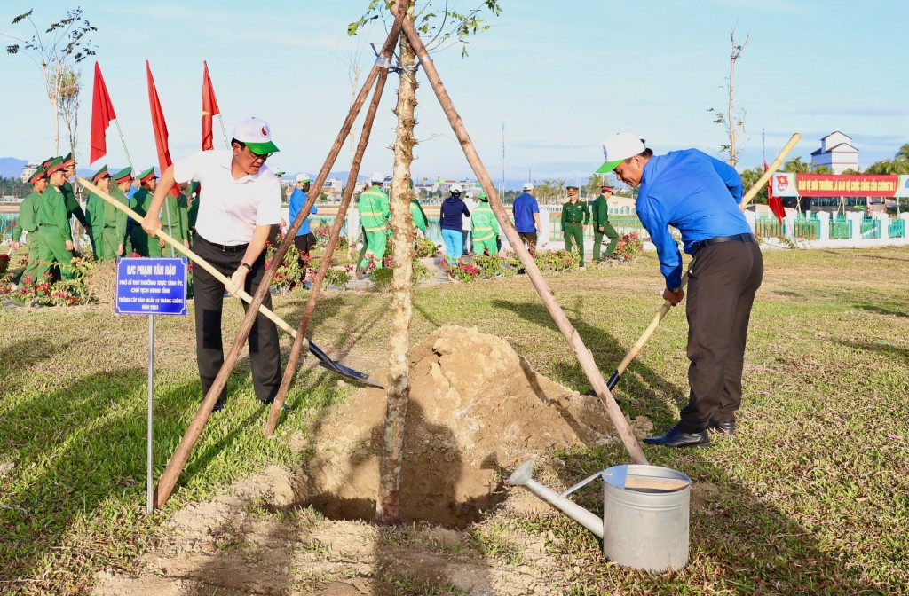 Đồng chí Phạm Văn Hậu – Phó Bí thư Thường trực Tỉnh uỷ, Chủ tịch HĐND tỉnh và đồng chí Huỳnh Hữu Phúc, UV. BCH TW Đoàn, Bí thư Tỉnh đoàn Ninh Thuận tham gia trồng cây xanh tại Hồ Điều hòa trung tâm.