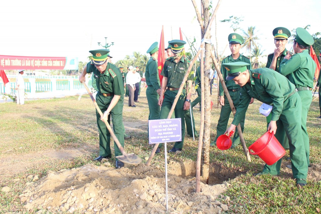 Lãnh đạo và đoàn viên thanh niên tham gia trồng cây xanh tại Hồ Điều hòa trung tâm