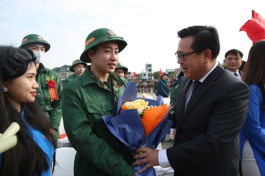 Lãnh đạo TP Móng Cái tặng hoa cho các tân binh nhập ngũ năm 2025.