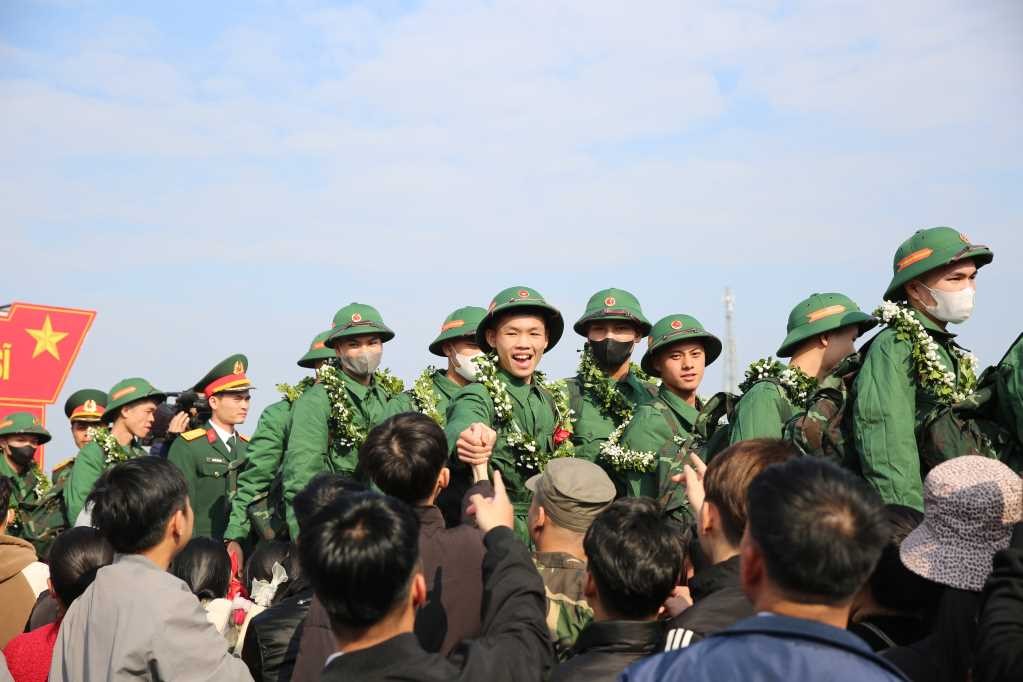 Các tân binh chia tay gia đình, người thân trước khi tòng quân.