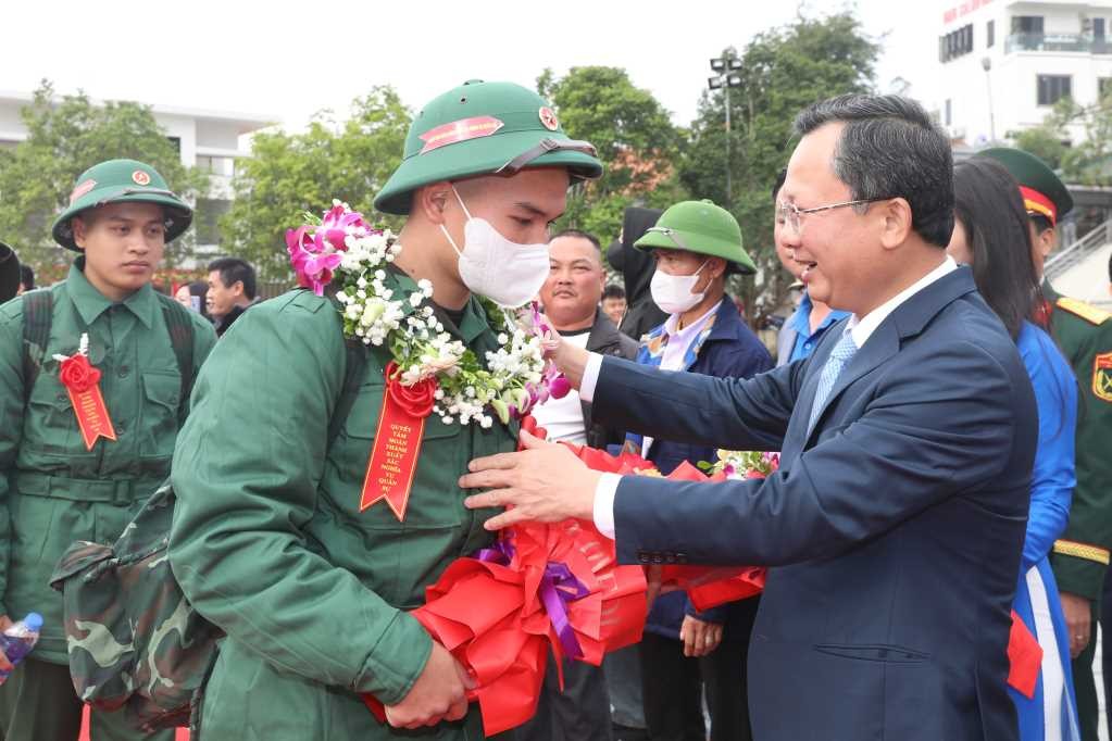 Đồng chí Cao Tường Huy, Phó Chủ tịch UBND tỉnh tặng hoa, động viên tân binh.