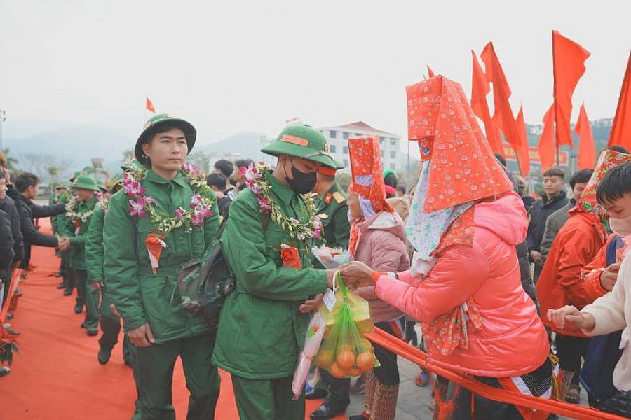 Đông đảo người thân, gia đình đến tiễn các tân binh.