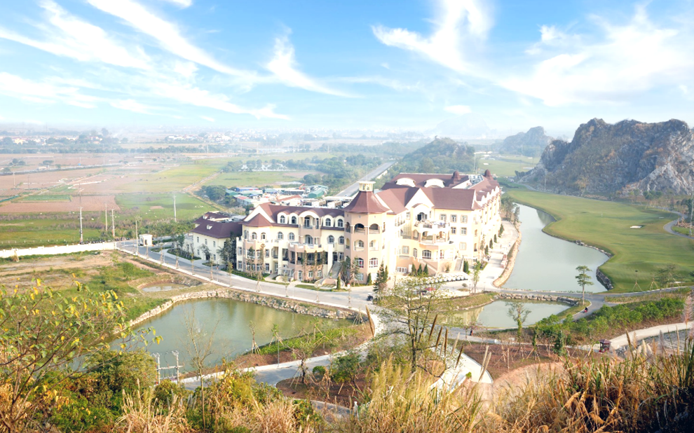 Tọa lạc trong khuôn viên tuyệt đẹp của Khu phức hợp Thể thao Legend Valley Country Club tại Kim Bảng, Hà Nam, khách sạn Legend Valley gây ấn tượng ngay từ cái nhìn đầu tiên nhờ vẻ đẹp cổ điển hòa quyện với nét hiện đại, như một lâu đài cổ tích giữa miền đồng quê.