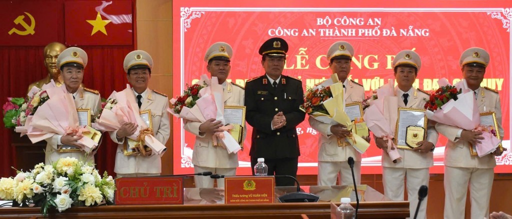 Đây là những đồng chí tự nguyện nghỉ hưu để tạo điều kiện cho công tác sắp xếp, bố trí cán bộ theo Đề án số 25 (Ảnh CA)