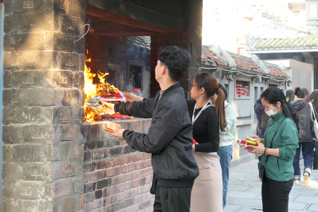 Giới trẻ đi lễ chùa Hà cầu duyên nhân ngày lễ Tình nhân