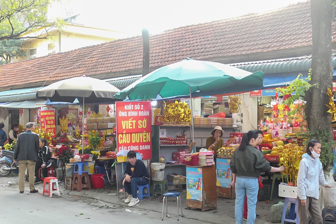 Phía bên ngoài chùa có dịch vụ viết sớ và bán đầy đủ các lễ vật cầu duyên