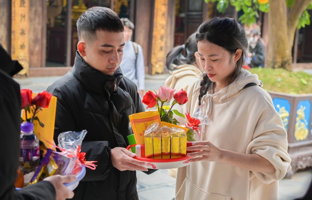 Giới trẻ đi lễ chùa Hà cầu duyên nhân ngày lễ Tình nhân