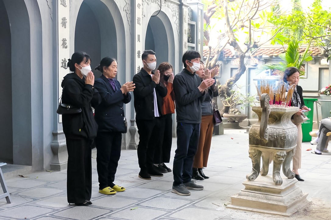 Nhiều người đến chùa Hà không chỉ cầu nhân duyên mà còn cầu công danh, bình an, may mắn...