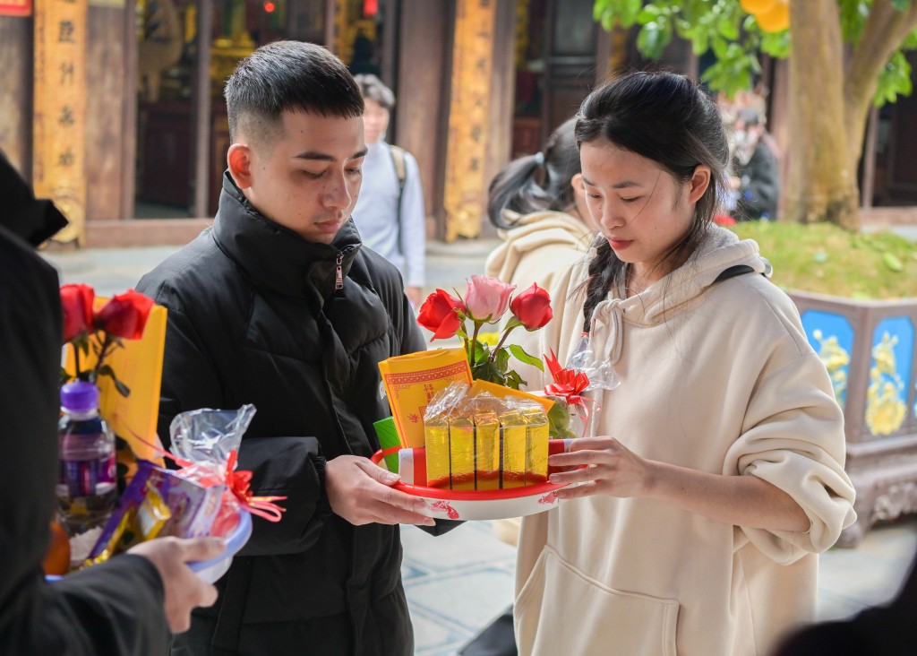 chuẩn bị mâm lễ với hy vọng mối quan hệ ngày sẽ tiến thêm một bước, sớm về chung nhà