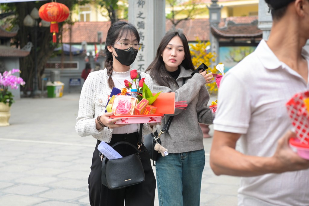 Bởi lẽ đó, cứ mỗi độ xuân về, hay trong những dịp đặc biệt, chùa Hà lại đón rất đông người tới để dâng lễ cầu duyên. Người cô đơn lẻ bóng cầu sớm có chồng có vợ, đôi lứa trắc trở mong sớm đến với nhau, những người đang yêu mong tình yêu bền chặt