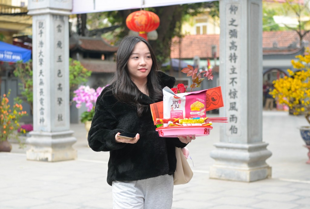 Giới trẻ đi lễ chùa Hà cầu duyên nhân ngày lễ Tình nhân