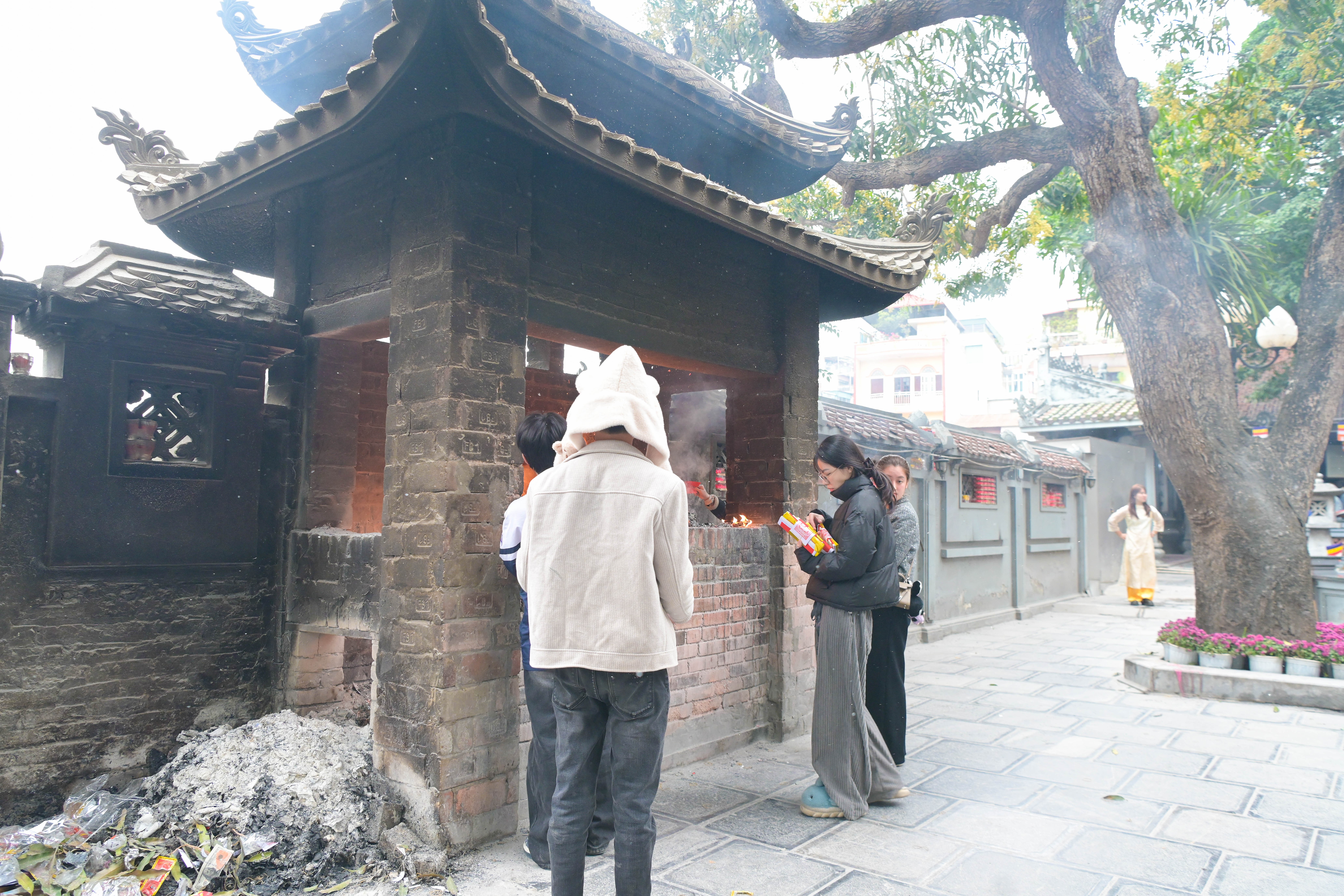 Sau khi dâng lễ, tiền vàng và sớ sẽ được mang đi hóa vàng với ước mong năm mới được bình an, hạnh phúc, cầu cho tình duyên thêm bền chặt, công danh sự nghiệp thăng tiến, phúc lộc đầy nhà