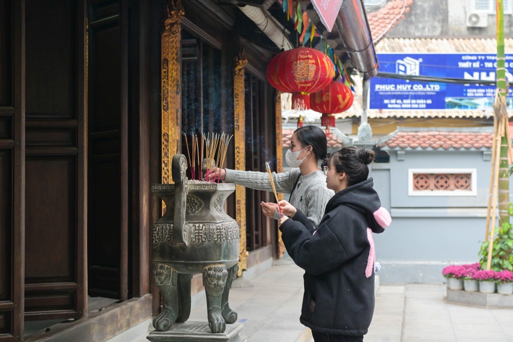 Đa phần người đến dâng lễ là các bạn trẻ đến cầu duyên trước ngày lễ tình yêu 14/2