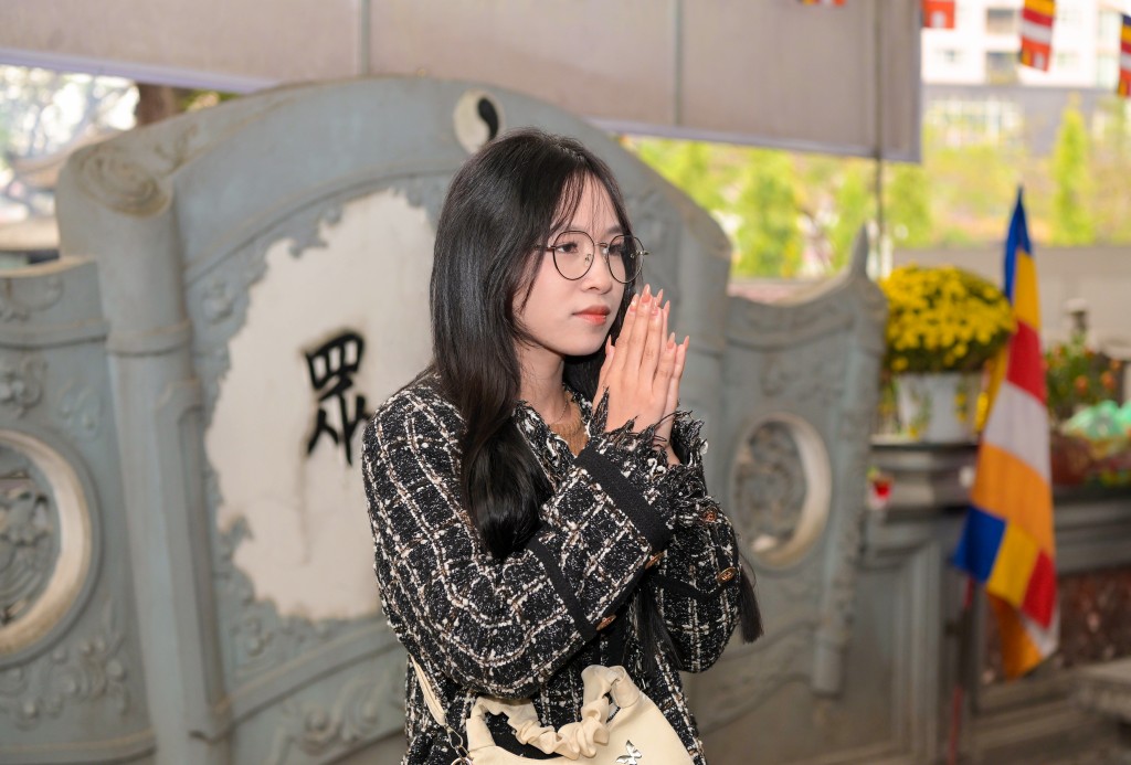 Hoàng Ngọc Linh (19 tuổi) chia sẻ: “Trong không khí náo nức của những ngày đầu xuân năm mới, em đã cùng với bạn bè đi du xuân và lễ chùa. 