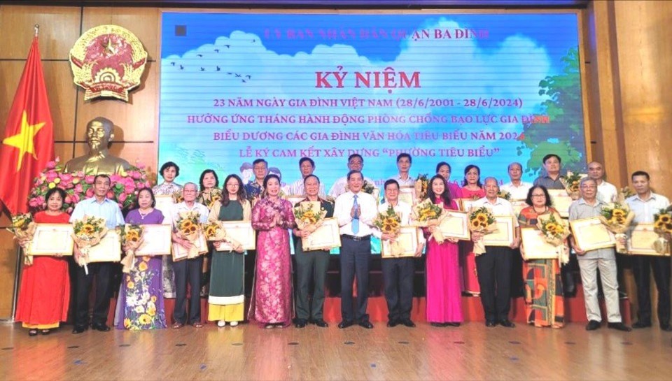 Lãnh đạo quận Ba Đình và lãnh đạo Sở Văn hóa - Thể thao Hà Nội biểu dương 23 gia đình “Văn hóa tiêu biểu” năm 2024