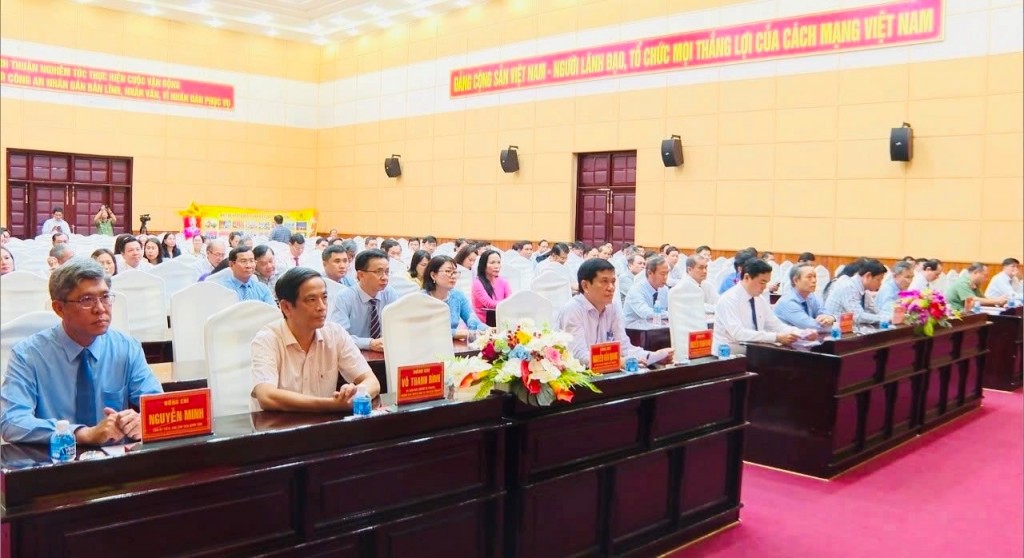 Các đồng chí lãnh đạo và các đại biểu tham dự hội nghị 