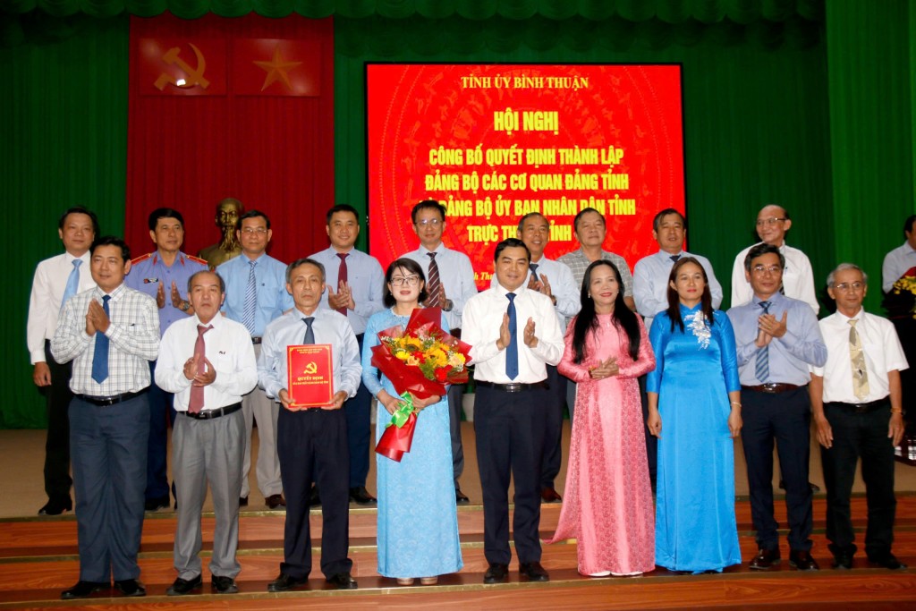 Đồng chí Nguyễn Hoài Anh - Bí thư Tỉnh ủy, Chủ tịch HĐND tỉnh trao quyết định thành lập Đảng bộ Các cơ quan Đảng tỉnh