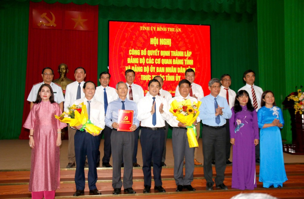 Đồng chí Nguyễn Hoài Anh - Bí thư Tỉnh ủy, Chủ tịch HĐND tỉnh trao quyết định  thành lập Đảng bộ UBND tỉnh