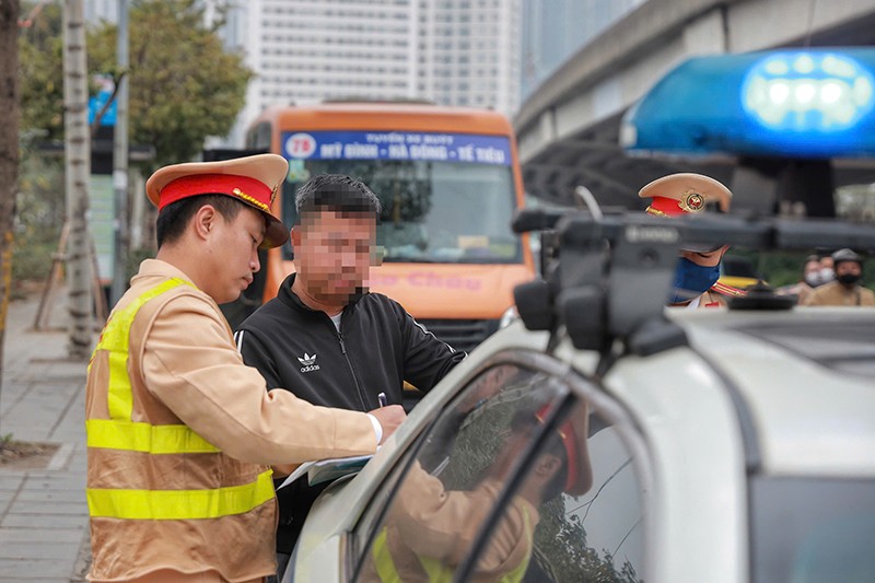 Tổ công tác Đội CSGT đường bộ số 6 kiểm tra, xử lý nhiều tài xế dừng đón khách sai quy định trên đường Phạm Hùng