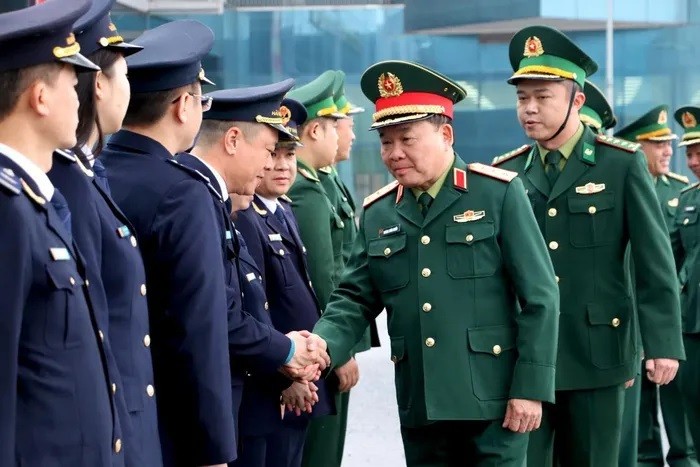 Thượng tướng Hoàng Xuân Chiến gặp gỡ các lực lượng tại cửa khẩu quốc tế Móng Cái, thành phố Móng Cái, tỉnh Quảng Ninh