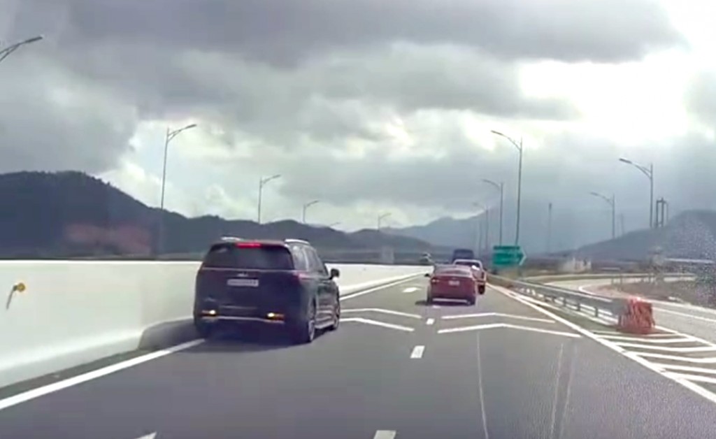 Camera hành trình của phương tiện khác ghi lại hình ảnh xe 7 chỗ đi lùi trên cao tốc Nha Trang - Vân Phong