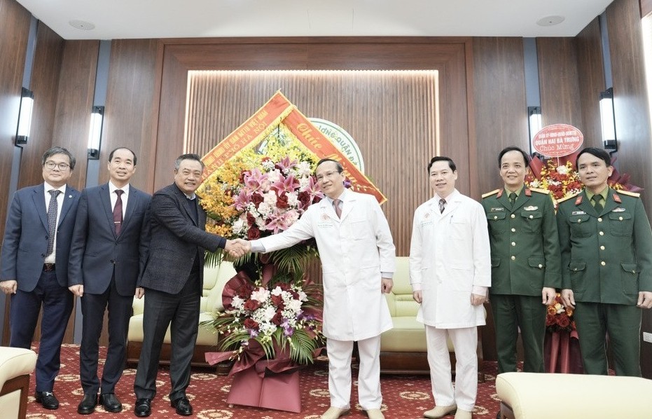 Lãnh đạo TP Hà Nội chúc mừng Bệnh viện Trung ương Quân đội 108