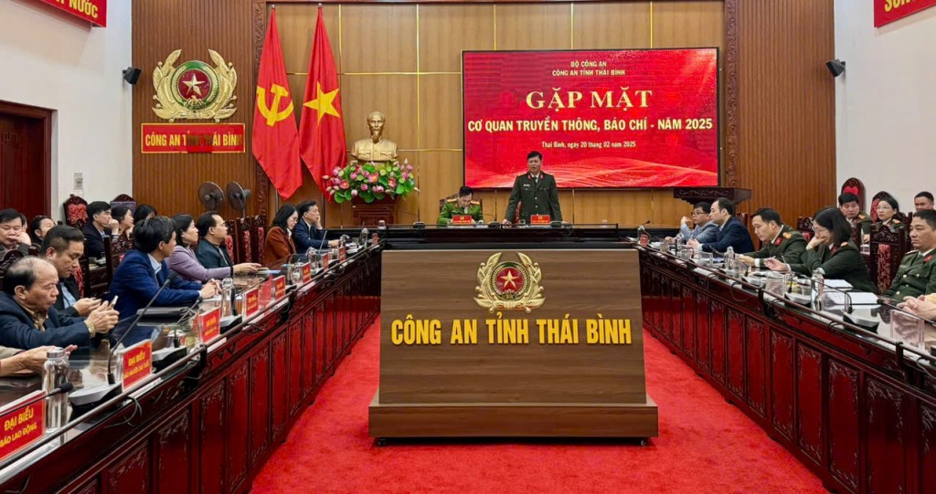 Đại tá Vũ Mạnh Hà, Phó Giám đốc Công an tỉnh Thái Bình phát biểu tại buổi gặp mặt.