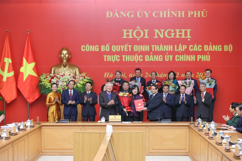 Thủ tướng Phạm Minh Chính trao Quyết định cho Đảng bộ Bộ Y tế - Ảnh: VGP/Nhật Bắc