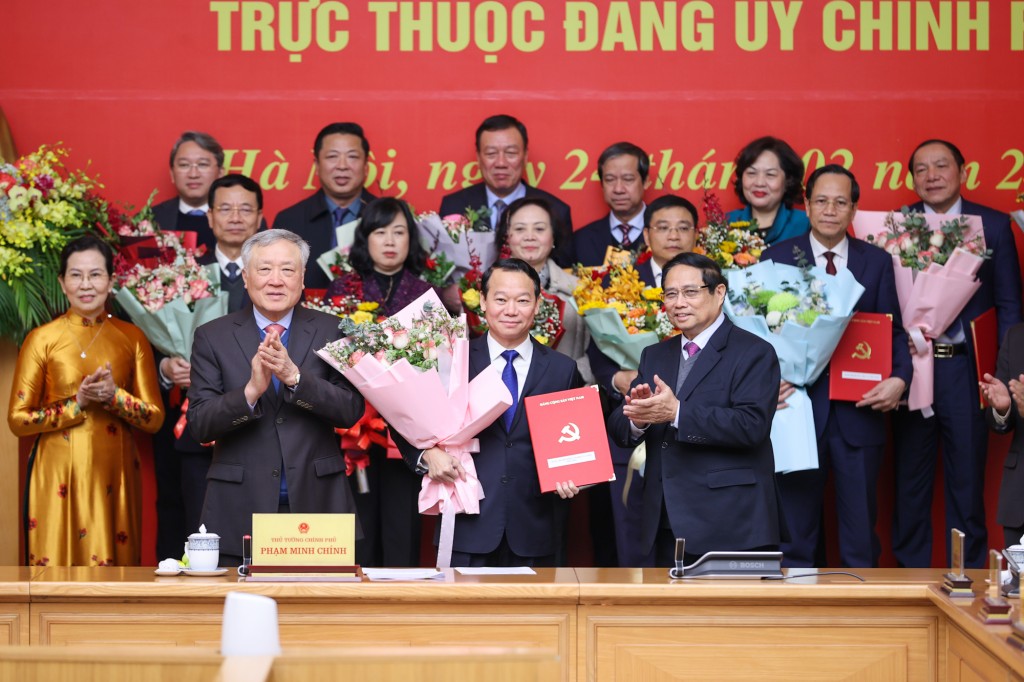 Thủ tướng Phạm Minh Chính trao Quyết định cho Đảng bộ Bộ Nông nghiệp và Môi trường - Ảnh: VGP/Nhật Bắc