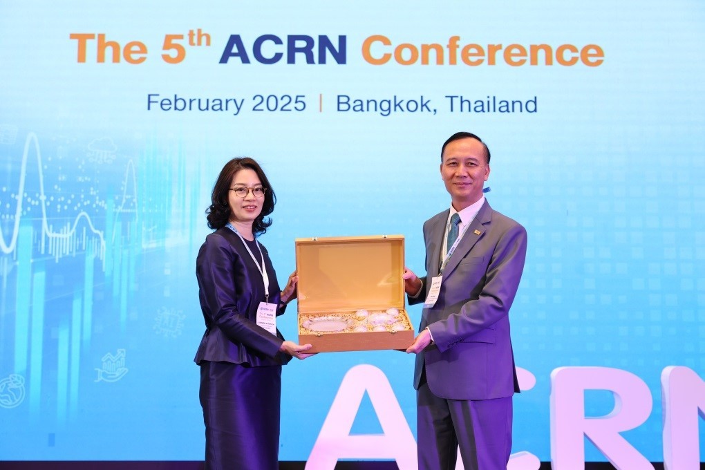 Bà Luxmon Attapich – Chủ tịch NCB tặng quà lưu niệm cho Chủ tịch ACRN Mạng lưới Thông tin tín dụng Châu Á tổ chức thành công Hội nghị lần thứ 5