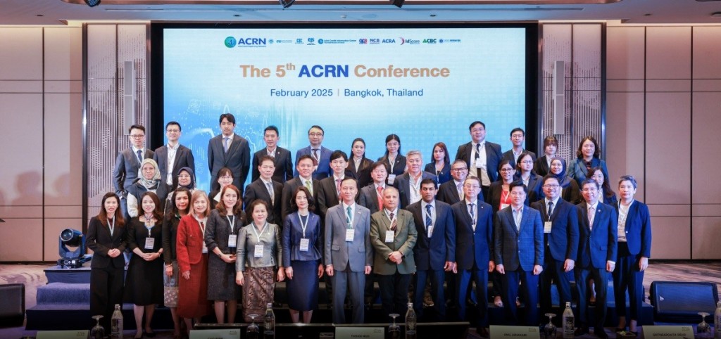 Đoàn đại biểu ACRN chụp ảnh cùng Ban tổ chức và các diễn giả Hội nghị Mạng lưới Thông tin tín dụng Châu Á tổ chức thành công Hội nghị lần thứ 5