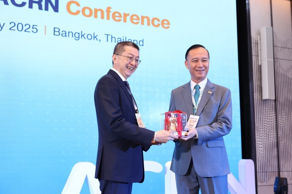 Ông Cao Văn Bình - Chủ tịch ACRN tặng quà cho Ông Surapol Opassatain – Chủ tịch kiêm Giám đốc điều hành Cơ quan TTTD Quốc gia Thái Lan (NCB) - Đại diện ban Tổ chức Mạng lưới Thông tin tín dụng Châu Á tổ chức thành công Hội nghị lần thứ 5