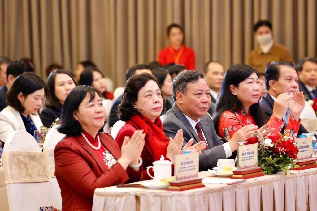 Các đại biểu tham dự buổi lễ.