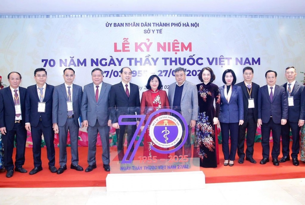 Ủy viên Bộ Chính trị, Bí thư Thành ủy Hà Nội Bùi Thị Minh Hoài cùng các đồng chí Thường trực Thành ủy, HĐND, UBND, UBMTTQ TP