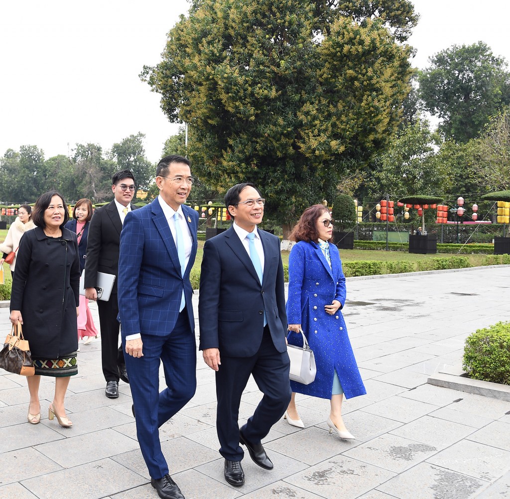 Phó Thủ tướng Bùi Thanh Sơn và Bộ trưởng Ngoại giao Thái Lan Maris Sangiampongsa thăm Hoàng Thành Thăng Long - Ảnh: VGP/Hải Minh