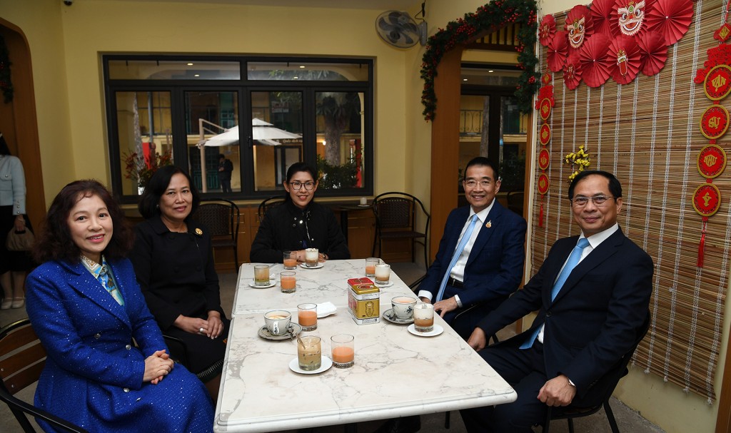 Phó Thủ tướng Bùi Thanh Sơn, Bộ trưởng Ngoại giao Thái Lan thăm Hoàng Thành, thưởng thức cà phê Việt