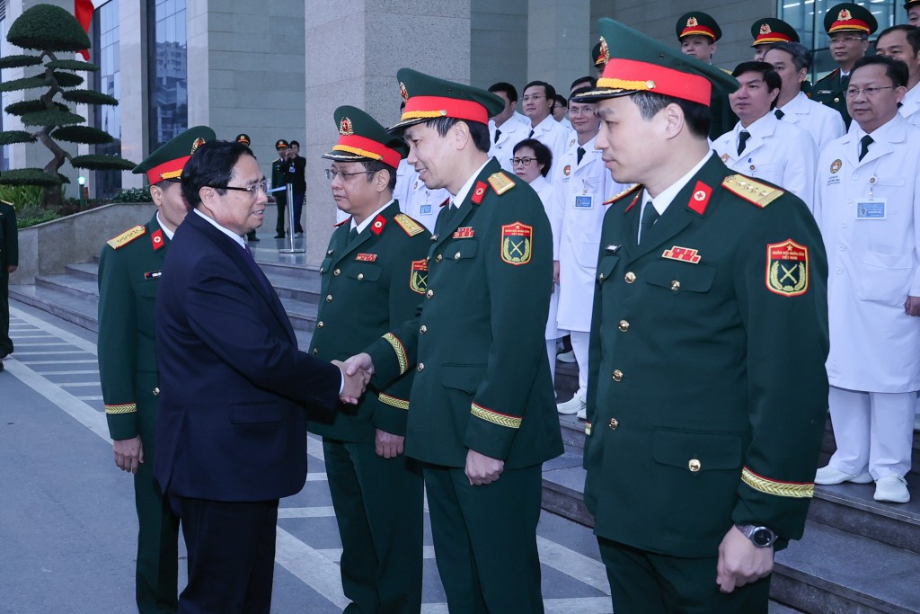 Thủ tướng Phạm Minh Chính tới thăm, động viên đội ngũ cán bộ, bác sĩ, chiến sĩ, nhân viên y tế, người lao động của Bệnh viện 103 - Ảnh: VGP/Nhật Bắc