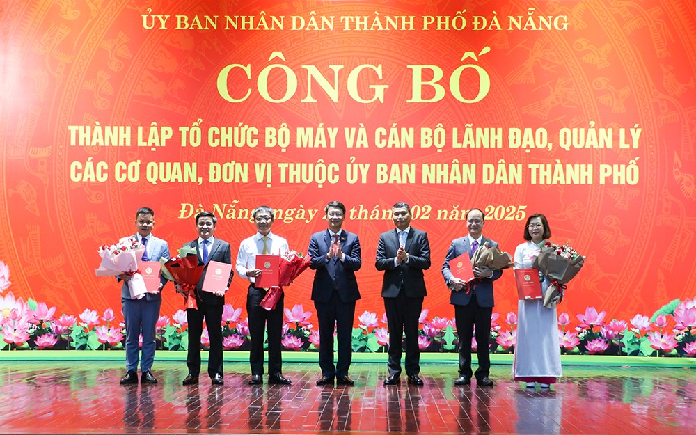 Chủ tịch HĐND thành phố Ngô Xuân Thắng và Phó Chủ tịch Thường trực UBND thành phố Hồ Kỳ Minh trao Quyết định và hoa cho các cá nhân được điều động, bổ nhiệm (Ảnh danang.gov)