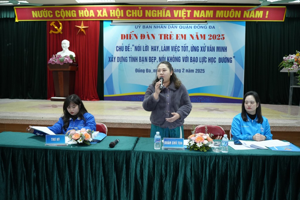 Đại diện lãnh đạo phòng Giáo dục và Đào tạo cùng Quận đoàn Đống Đa giải đáp trực tiếp các thắc mắc của các em thiếu nhi