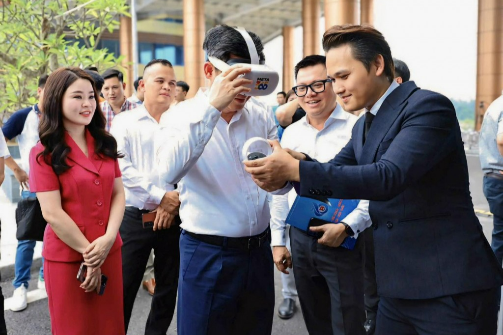 Đại biểu trải nghiệm công nghệ thực tế ảo tại Ngày hội Đổi mới sáng tạo do Thành đoàn Hà Nội tổ chức 