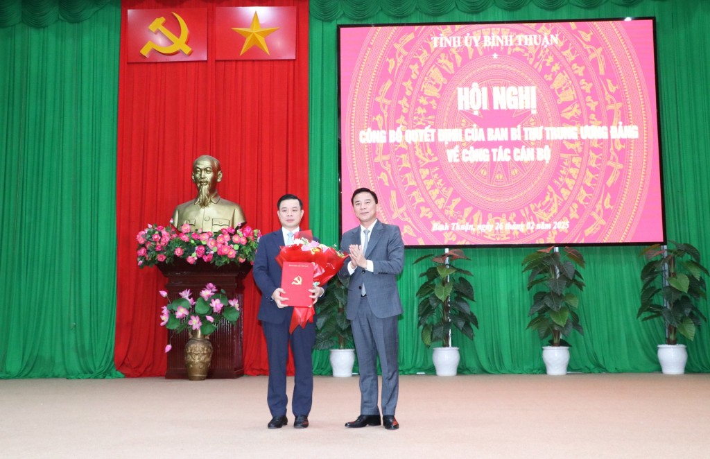Phó Ban Tổ chức Trung ương trao quyết định, tặng hoa chúc mừng và phát biểu giao nhiệm vụ cho đồng chí Đỗ Hữu Huy.