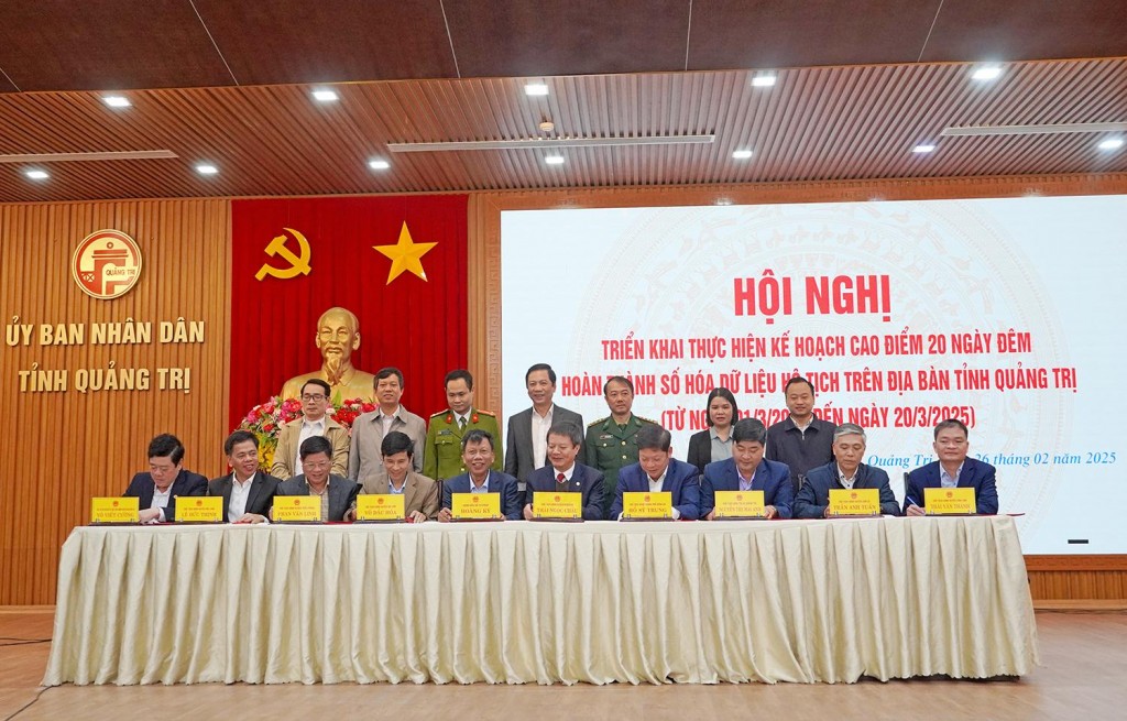 Ký cam kết thực hiện kế hoạch cao điểm 20 ngày đêm hoàn thành số hóa dữ liệu hộ tịch giữa Sở Tư pháp tỉnh Quảng Trị và UBND các huyện, thị xã, thành phố 