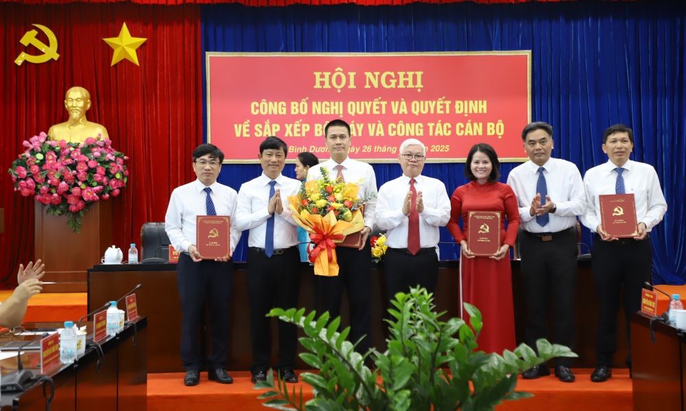 Lãnh đạo tỉnh tặng hoa chúc mừng Ban Giám đốc Sở Khoa học và Công nghệ (Ảnh: Quốc Chiến)