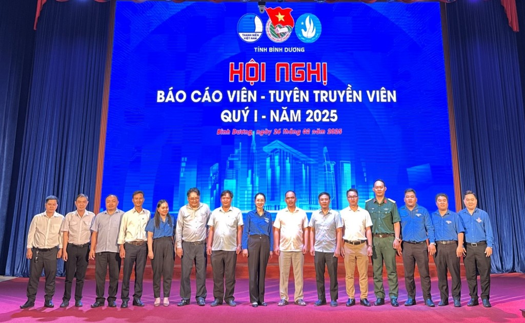 Hình 11: Các đại biểu, Báo cáo viên,Ttuyên truyền viên chụp ảnh lưu niệm tại Hội nghị (Ảnh: Văn Thanh)