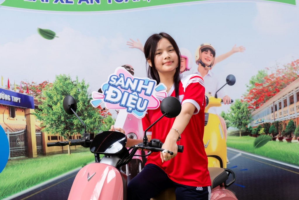 Mai Phạm Phương Uyên (THPT Trần Phú, TP.HCM) đã thay đổi góc nhìn về xe máy điện sau khi trải nghiệm VinFast Motio.