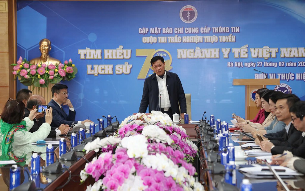 Thứ trưởng Bộ Y tế Đỗ Xuân Tuyên chủ trì buổi gặp mặt báo chí cung cấp thông tin về “Cuộc thi trắc nghiệm trực tuyến tìm hiểu lịch sử 70 năm ngành Y tế Việt Nam”. Ảnh: Bộ Y tế