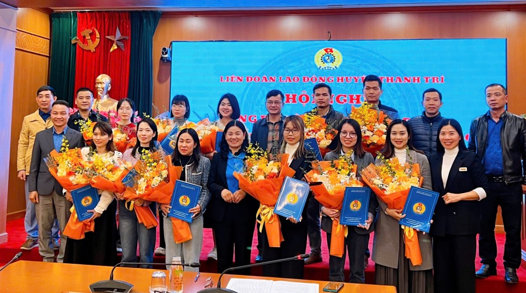 Trao Quyết định thành lập Công đoàn cơ sở cho 11 đơn vị
