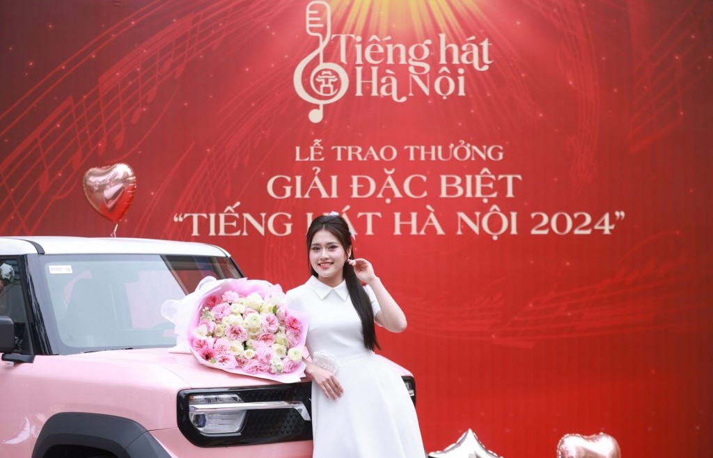 Thí sinh "Tiếng hát Hà Nội" vui mừng khi nhận thưởng ô tô điện